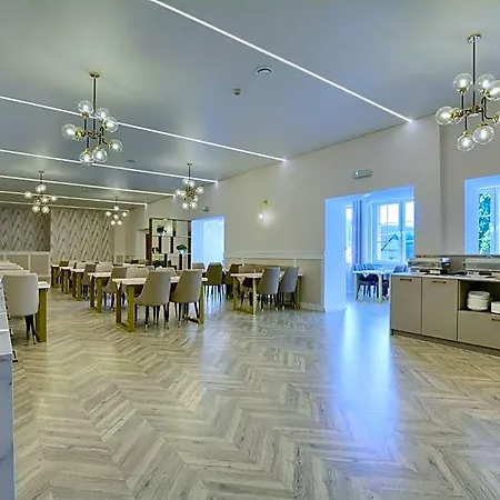 Krysztal Hotel *