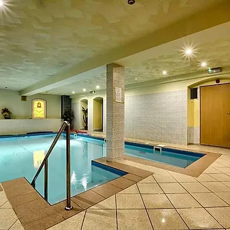 Krysztal Hotel *